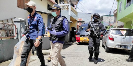 Densus 88 Bawa Bungkusan dari Rumah Pelaku Bom di Katedral Makassar