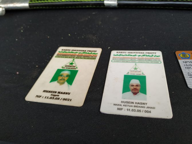 barang bukti atribut fpi dan laskar pembela islam