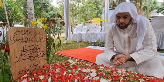 'Kembaran' Minta Maaf ke Syekh Ali Jaber di Atas Makamnya, Bersumpah Atas Nama Allah