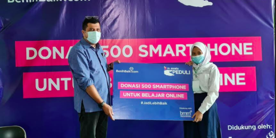 XL Salurkan Donasi Smartphone dan Paket Data Gratis Bagi Pelajar Tak Mampu