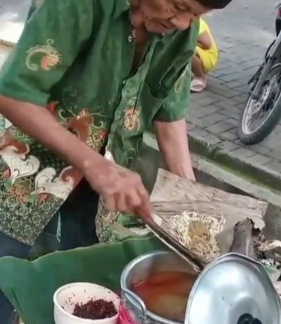 potret pria 90 tahun jual toge goreng sejak zaman soekarno salut sama kegigihannya