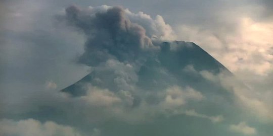 Gunung Merapi Luncurkan Awan Panas Guguran Sejauh 1,5 Km