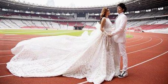 Ada yang Beratnya 10 Kg, Ini Fakta Gaun Mewah Aurel Hermansyah saat Prewedding di GBK