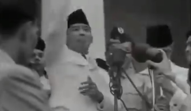 video presiden pertama 039diserbu039 ribuan rakyat teriak merdeka asal usul nama istana