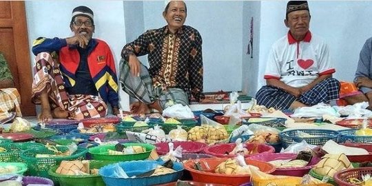 Penuh Tawa, Ini Makna Tradisi Kupatan di Tuban yang Bikin Kangen