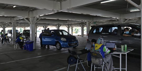 Surabaya Mulai Terapkan Vaksinasi Drive Thru untuk Lansia