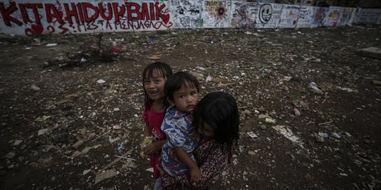 Anak-Anak Korban Penggusuran Pancoran Bermain di Antara Reruntuhan