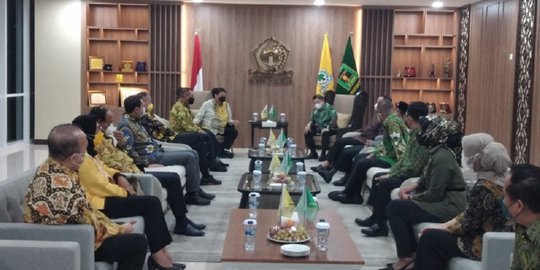 Sambangi DPP Golkar, Ketum PPP Suharso Monoarfa Disambut Airlangga Hartarto