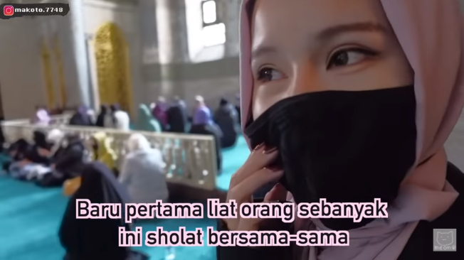 cewek jepang pertama kali lihat salat berjamaah