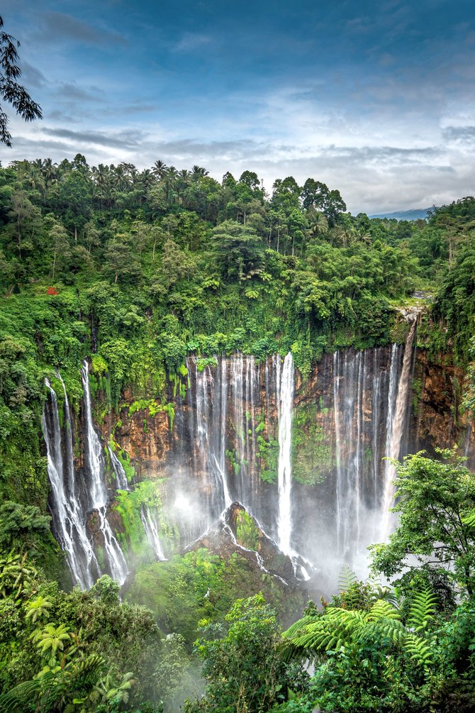 menyibak pesona air terjun tumpak sewu surga di lereng semeru