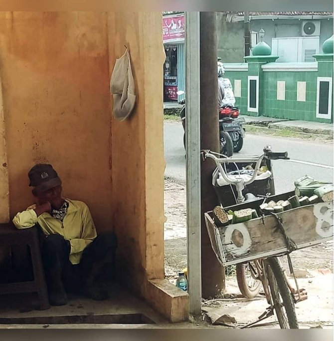 fotonya saat termenung viral begini nasib kakek penjual tempe yang ditipu pembeli
