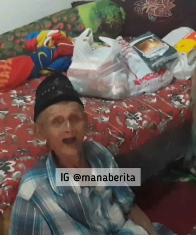 fotonya saat termenung viral begini nasib kakek penjual tempe yang ditipu pembeli