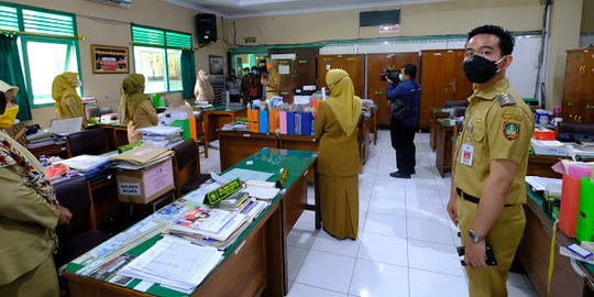 Gibran Tegur Guru Tak Pakai Masker Saat Mengajar: Harus Disiplin