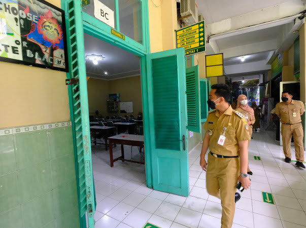 gibran saat sidak ke sejumlah sekolah di solo