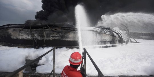 Memantau Upaya Pemadaman Kilang Minyak Balongan