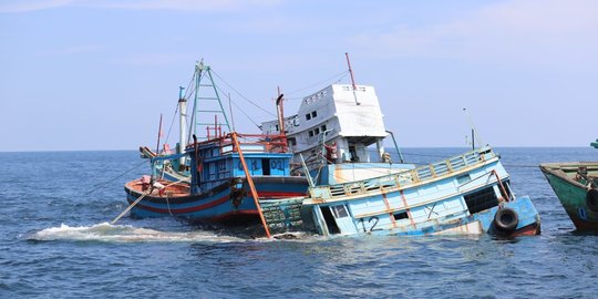 KKP dan Kejaksaan Tenggelamkan 10 Kapal Pencuri Ikan di Laut Natuna