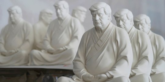 Ini Patung Buddha Donald Trump yang Populer di China