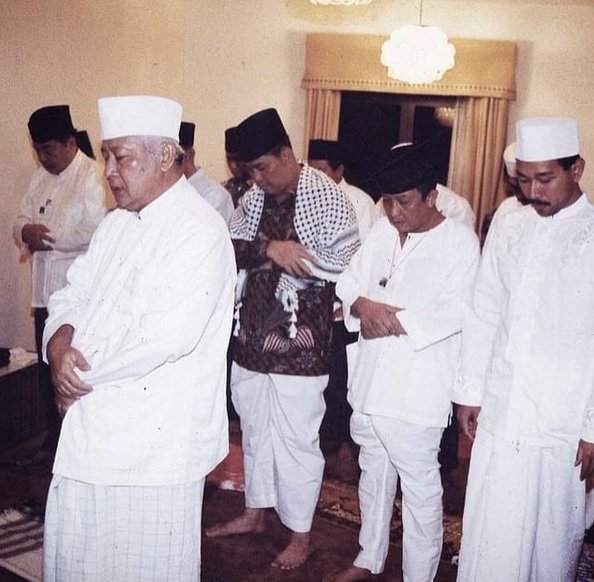 potret presiden soeharto imami salat