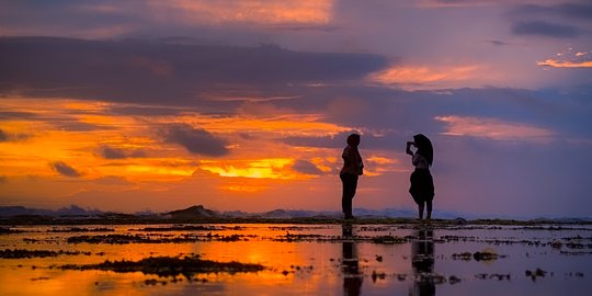 Rona Matahari Terbenam di Pantai Ngrumput Gunung Kidul