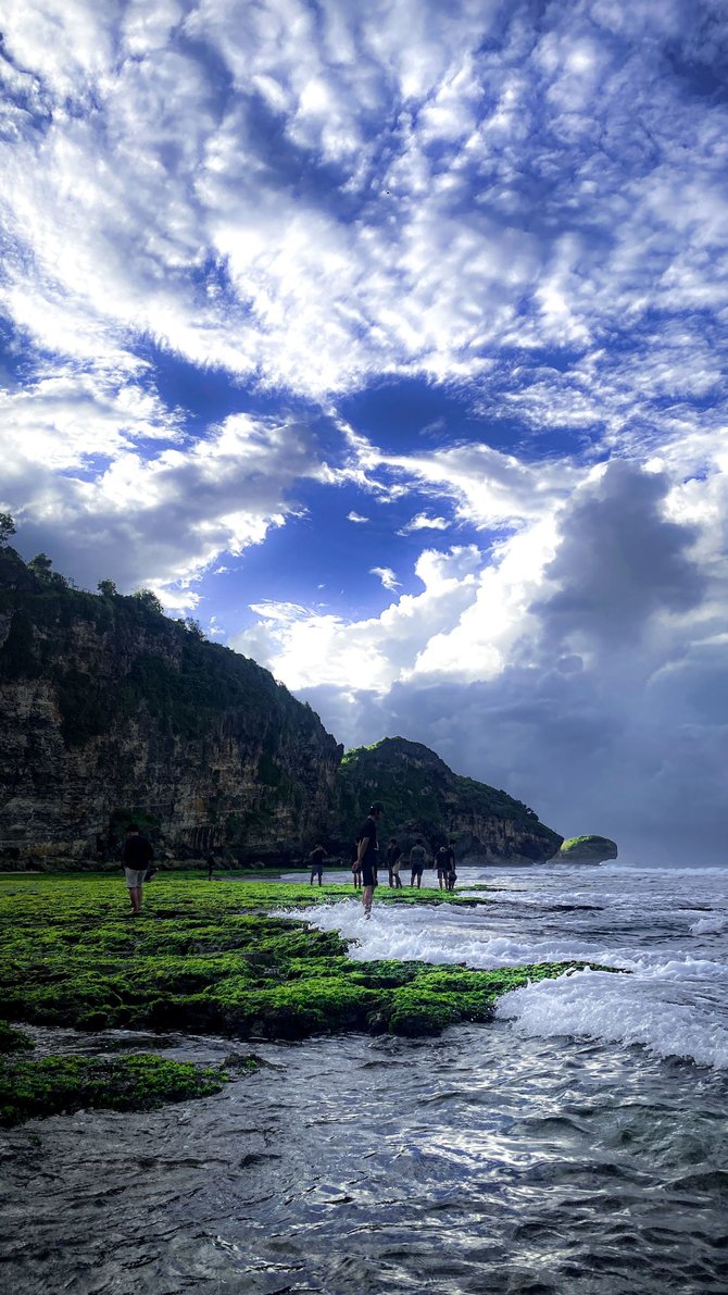 pesona keindahan matahari terbenam pantai ngrumput di gunung kidul