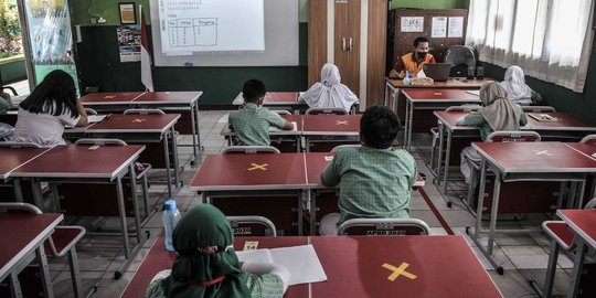 Pembelajaran Tatap Muka di Bali Tunggu Vaksinasi 16.110 Guru Rampung