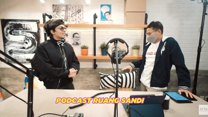 7 potret studio podcast sandiaga uno