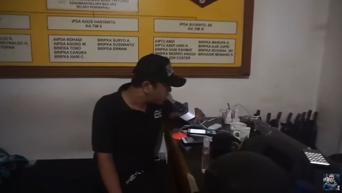 polisi ini digerebek komandan saat karaokean di kantor