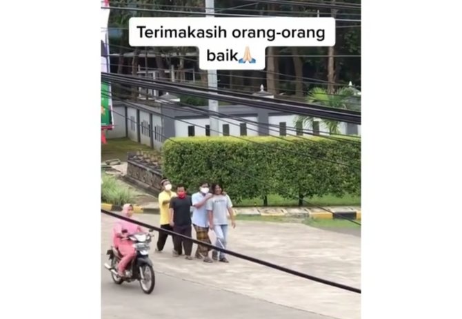 berbaris sambil pegang pundak video 4 pria tuna netra jalan ke masjid ini bikin haru