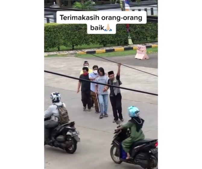 berbaris sambil pegang pundak video 4 pria tuna netra jalan ke masjid ini bikin haru