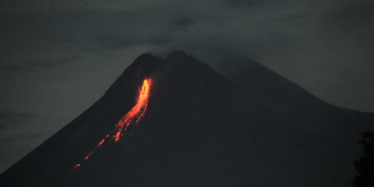 Gunung Merapi Muntahkan 3 Kali Awan Panas