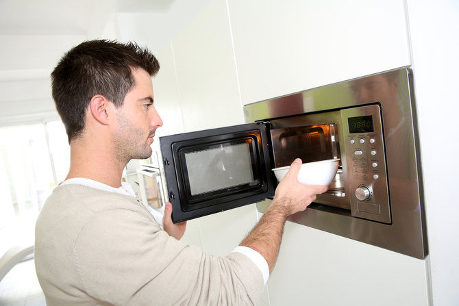 ilustrasi menggunakan microwave