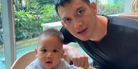 Potret Terbaru Baby Athar Di Usia 6 Bulan Wajahnya Mirip Banget Rezky Aditya Merdeka Com