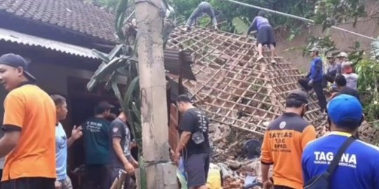 Longsor Jebol Dinding Rumah Nenek 61 Tahun di Madiun