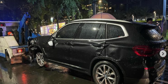 Mobil BMW Tabrak Alphard Terparkir di Jalan Senopati Jaksel, 1 Orang Terluka