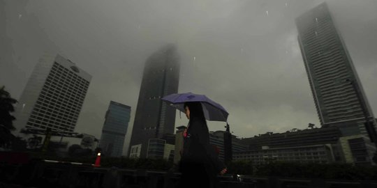 Cuaca Jakarta Hari Ini Diprediksi Hujan Disertai Petir dan Angin Kencang