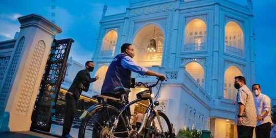 Bersepeda di Sunter, Anies Kagumi Masjid Taj Mahal Mini