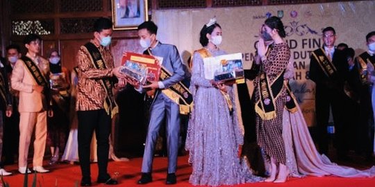 Gibran dan Selvi Ananda Dinobatkan Sebagai Ayah dan Bunda Generasi Berencana