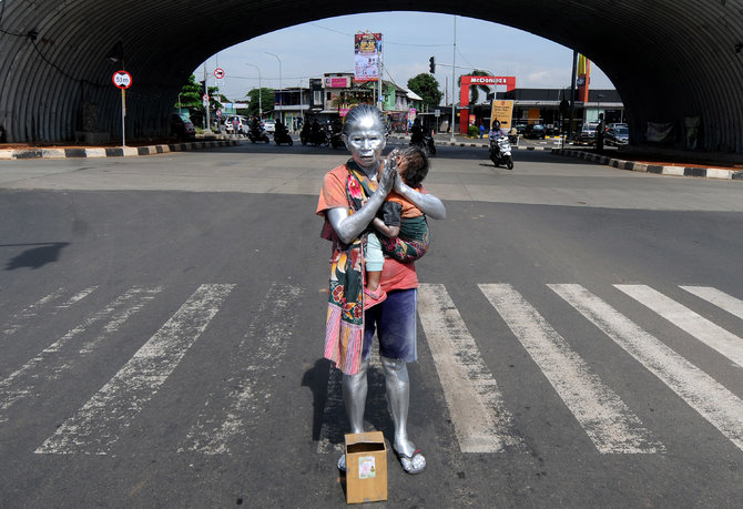 nenek manusia silver di tangerang