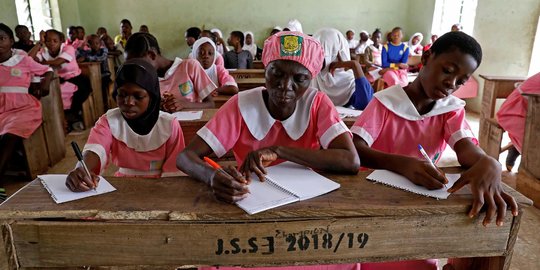 Perempuan Setengah Abad Mengejar Pendidikan