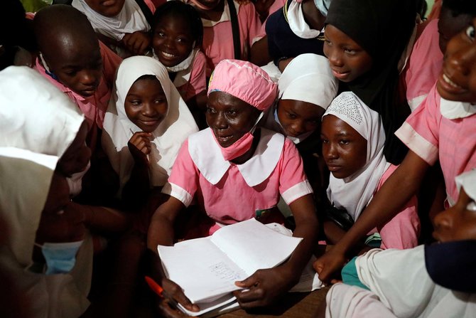 kisah perempuan nigeria bersekolah di usia 50 tahun