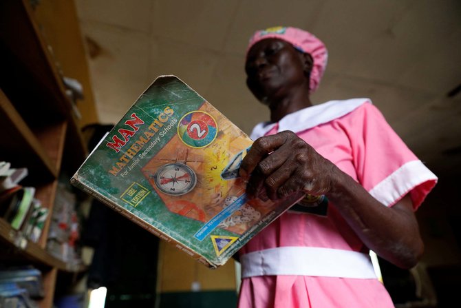 kisah perempuan nigeria bersekolah di usia 50 tahun