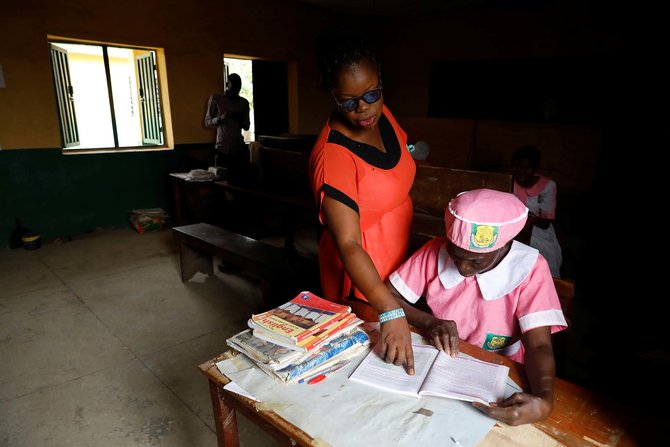 kisah perempuan nigeria bersekolah di usia 50 tahun