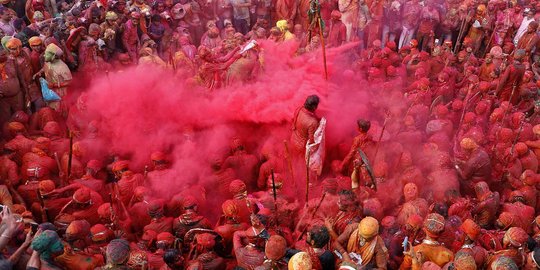 Warna Warni Festival Holi di Tengah Pandemi