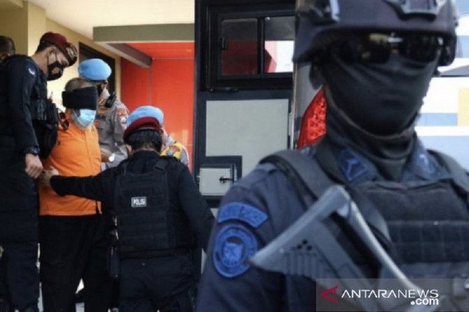 densus 88 tangkap terduga teroris di tuban