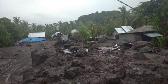 Evakuasi Korban Banjir Flores Timur, Warga Bangun Jembatan Darurat