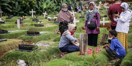 Jelang Ramadan, Peziarah Kunjungi Makam Covid-19 Pondok Ranggon