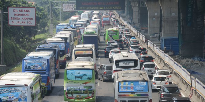 Tol Jakarta-Cikampek Terapkan Contraflow Kurangi Kepadatan Arus Balik Libur Paskah | merdeka.com