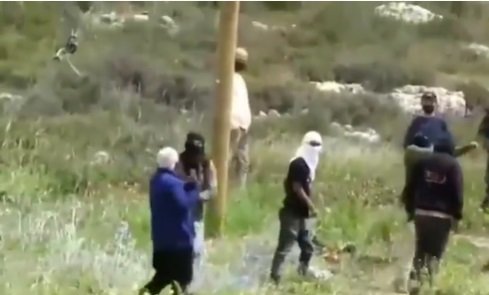 nyali besar pria tua palestina diserang warga israel tak kabur selangkahpun