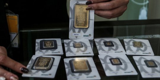 Harga Emas Turun Rp1.000 di Awal Pekan, Dibanderol Rp921.000 per Gram
