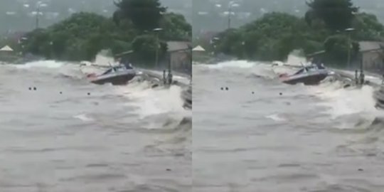 Video 6 Orang Terombang-ambing di Laut saat Terjadi Gelombang Tinggi NTT